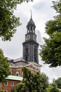 St. Michael Kilisesi 'nin çan kulesi, St Michaelis veya Michel, Almanya' nın Hamburg şehir merkezinde yer alan Lüteryen kilisesi..