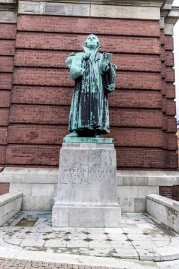 Hamburg, Almanya - 17 Haziran 2024: Hamburg, Almanya 'daki St. Michael Kilisesi önünde Martin Luther' in heykeli. Anıt 1912 'de dikildi..