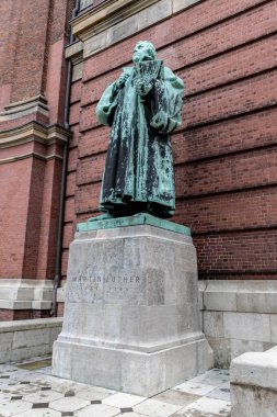 Hamburg, Almanya - 17 Haziran 2024: Hamburg, Almanya 'daki St. Michael Kilisesi önünde Martin Luther' in heykeli. Anıt 1912 'de dikildi..