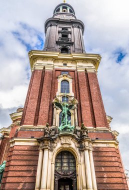 St. Michael Kilisesi, St Michaelis veya Michel 'in çan kulesi ve Almanya' nın Hamburg şehrinin merkezinde yer alan Şeytan 'a karşı zafer heykelleri.