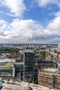 Hamburg, Almanya - 17 Haziran 2024: Hamburg Şehir Manzarası ve St. Michaels Kilisesi Kulesi Telekomünikasyon Kulesi.