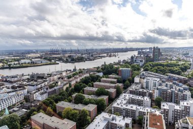 Hamburg, Almanya - 17 Haziran 2024: Hamburg Rıhtım Tersanesi ve Neustadt 'taki St. Michael Kilisesi kulesinden hava manzarası.