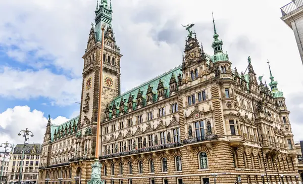 Hamburg Rathouse 'ın ana meydanı. Townhall binası.