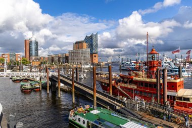 Hamburg, Almanya - 17 Haziran 2024: Norderelbe Nehri St. Pauli Piers Landungsbrucken gemileriyle kenetlendi.