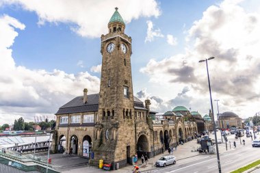 Hamburg, Almanya - 17 Haziran 2024: Ticari limanı ve Elbe nehri ile ünlü Landungsbruecken iskeleleri, St. Pauli ilçesi, Hamburg.