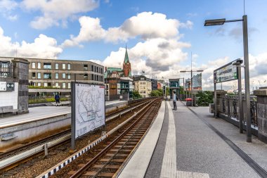 Hamburg, Almanya - 17 Haziran 2024: Landungsbrucken popüler liman limanındaki tren istasyonu.