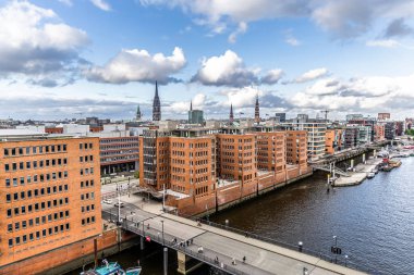 Hamburg, Almanya - 17 Haziran 2024: Sandtorhafen Kanalı ve Elbphilharmonie, Hamburg Speicherstadt ve Hafencity ve şehir kiliselerinin panoramik görünümü.