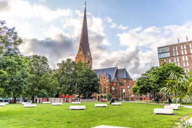 Hamburg, Almanya - 17 Haziran 2024: Yazın Domplatz Meydanı ve St. Peters Kilisesi manzarası.