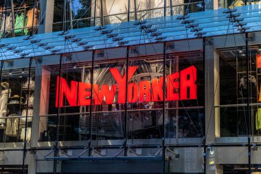 Hamburg, Almanya - 17 Haziran 2024: Hamburg şehir merkezindeki New Yorker logo giyim mağazası.