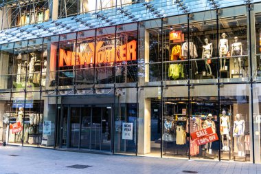 Hamburg, Almanya - 17 Haziran 2024: Hamburg 'un merkezinde New Yorker giyim mağazası.