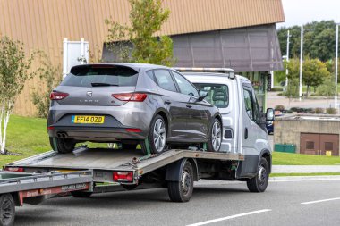 Londra, UK- 19 Eylül 2024: Bir Flatbed Trailer 'la Gümüş bir SEAT Hatchback Nakliye Aracı.