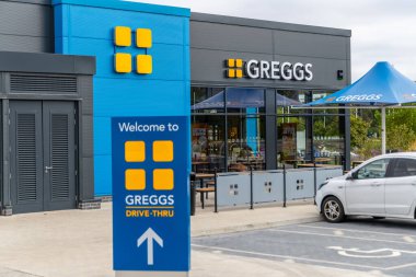 Bristol, UK- 19 Eylül 2024: New Greggs 'in yeri Cribbs Causeway' de kapılarını açıyor, taze hamur işleri ve lezzetli atıştırmalıklar sunuyor..