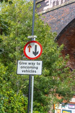 Yol tabelası sürücüleri yaklaşan trafiğe yol vermeye uyardı.