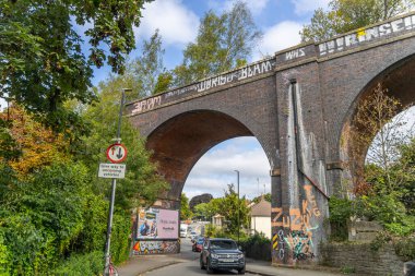 Bristol, UK- 19 Eylül 2024: Brick Arch Demiryolu Köprüsü ve Graffiti arabaları Bristol 'deki tarihi tuğla viyadük geçidinden geçtiler.