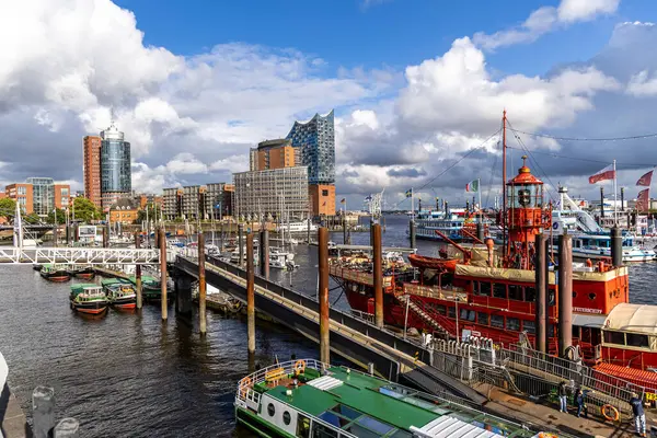 Hamburg, Almanya - 17 Haziran 2024: Norderelbe Nehri St. Pauli Piers Landungsbrucken gemileriyle kenetlendi.