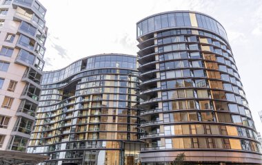 Londra Modern Apartmanı Battersea 'de kıvrımlı cepheli ve balkonlu.