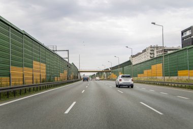 Varşova, Poland- 1 Temmuz 2023: Otoyol gürültüsü emici engeller Polonya şehirlerindeki gürültü kirliliğini azaltıyor.