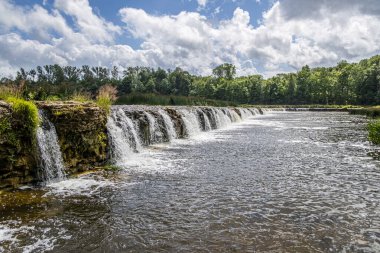 Venta nehri şelalesi. Ventas Rumba, Letonya, Kuldiga 'daki en geniş şelale..