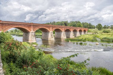 1874 yılında Venta nehri boyunca inşa edilen Kuldiga eski tuğla köprüsü, Avrupa 'nın bu tür en uzun köprü türüdür. Venta Nehri 'nin Baltık Denizi' ndeki en geniş şelaledir..