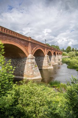 1874 yılında Venta nehri boyunca inşa edilen Kuldiga eski tuğla köprüsü, Avrupa 'nın bu tür en uzun köprü türüdür. Venta Nehri 'nin Baltık Denizi' ndeki en geniş şelaledir..