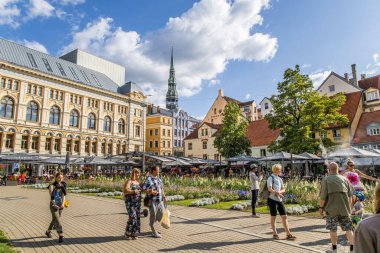 Riga, Letonya - 7 Temmuz 2023 Kalku Caddesi 'ndeki Eski Riga Livu Meydanı' nda çok sayıda kafe ve restoran bulunuyor..