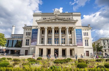 Riga, Letonya - 7 Temmuz 2023 Letonya Ulusal Opera Binası.
