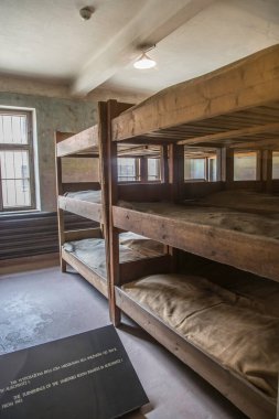 Auschwitz, Poland- 16 Temmuz 2023: Polonya 'daki Auschwitz toplama kampındaki ahşap esir kışlalarından birinin içini görmek.