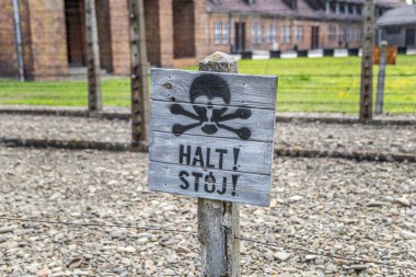 Auschwitz, Poland- 16 Temmuz 2023: Auschwitz toplama kampında uyarı işareti.