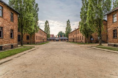 Auschwitz, Poland- 16 Temmuz 2023: Toplama kampı müzesi tarihi kırmızı tuğla binalar.
