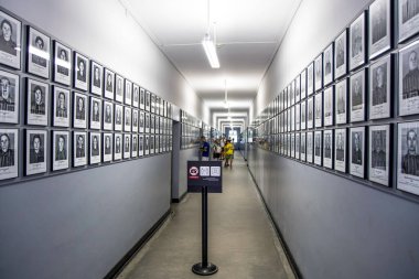 Auschwitz, Poland- 16 Temmuz 2023: Aralarında çocukların anneleri ve yaşlıların da bulunduğu bazı ölü mahkûm resimleri