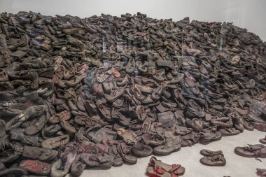 Auschwitz, Poland- 16 Temmuz 2023: Auschwitz 'te tutuklu ayakkabıları - Birkenau Müzesi toplama kampı