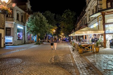 Zakopane, Poland- 16 Temmuz 2023: gece vakti Zakopane 'de ünlü Krupowki caddesi. Krupowki caddesi, merkezdeki ana alışveriş alanı ve yaya geçidi..