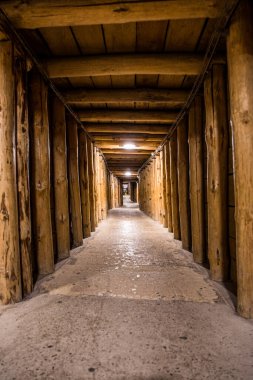 Wieliczka Tuz Madenindeki yeraltı tuz madencilik koridoru.