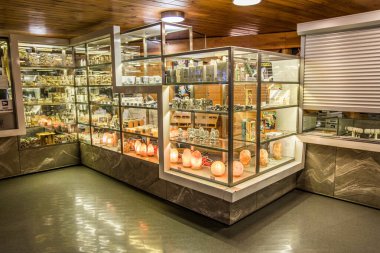 Wieliczka, Poland- 16 Temmuz 2023: Tarihi ortaçağ Wieliczka tuz madeninin hediyelik eşya dükkanında hediyelik eşya dükkânı tuzlukları.