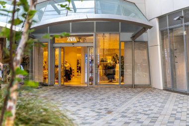 Londra, UK- 19 Eylül 2024: Zara marka perakende mağazası girişi ve Battersea alışveriş merkezinin vitrinindeki tabela.