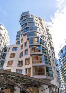 Battersea İstasyonu 'nun Yansıması Yansımalı Yansımalı Yansımalı Yansımalı Çağdaş gökdelen Binası Eğimli ön cephe ve cam pencereli.