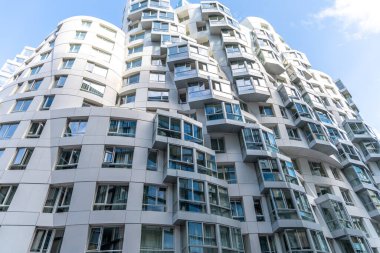 Londra, kıvrımlı cepheli ve cam pencereli modern gökdelenler..