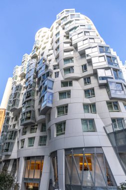Londra, UK- 19 Eylül 2024: Kavisli pencereli modern apartman cephesi..