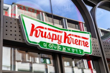 Londra, UK- 19 Eylül 2024: Krispy Kreme mağaza önü ikonik kırmızı ve yeşil işareti.