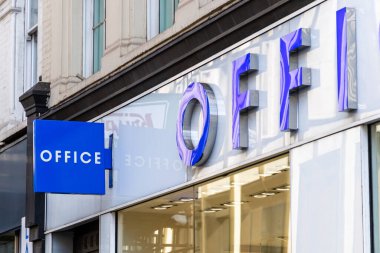 Londra, UK- 19 Eylül 2024: Vibrant Oxford Caddesi, Ofis Ayakkabı Dükkanı logosu.