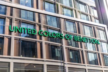 Londra, UK- 19 Eylül 2024: Benetton Mağaza Önü Birleşik Renkleri Şehir Merkezi Modern Cam İnşaat Cephesi.