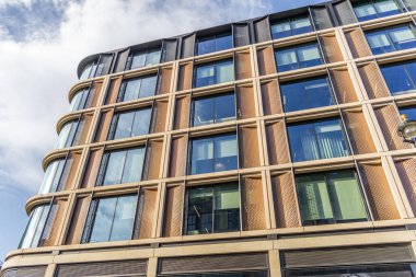 Londra, UK- 19 Eylül 2024: Modern Mimari Zarafet: Mavi Gök 'e Karşı Eğri Şehir Ofisi Binası.