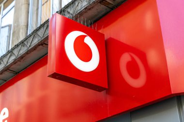 Londra, UK- 19 Eylül 2024: Vodafone Şehir Caddesindeki Telekomünikasyon Perakende Dükkanı.
