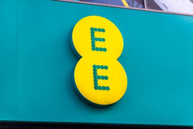 Londra, UK- 19 Eylül 2024: Vibrant Teal Arkaplanı üzerine Parlak Sarı EE Logosu - Telekomünikasyon için Modern Şirket Markası.