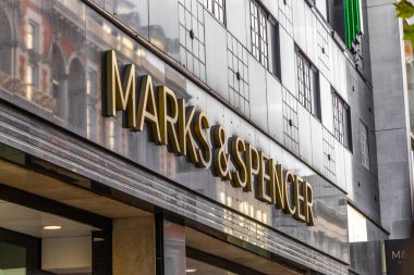 Londra, UK- 19 Eylül 2024: Marks ve Spencer Mağaza Önü Modern İnşaat Cephesi.