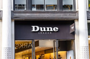 Londra, UK- 19 Eylül 2024: Şık Dune Londra Mağazası Şehir Alışveriş Bölgesinde Moda Sergisi.