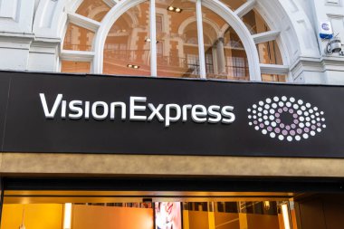 Londra, UK- 19 Eylül 2024: İkonik Markalı Modern VisionExpress Eyewear Mağazası - Kentsel Optisyen Dükkanı Dış İşleri.