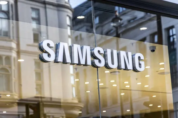 Londra, UK- 19 Eylül 2024: cam pencere üzerinde Samsung teknoloji markası logosu. Elektronik üreten Güney Kore şirketi..