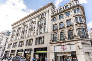 Londra, UK- 19 Eylül 2024: Meşgul Şehir Caddesinde Perakende Dükkanları Olan Avrupa Londra 'nın Mayfair' inin Klasik Mimarı.