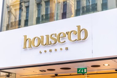 Londra, UK- 19 Eylül 2024: Londra 'daki CB Mağaza Altın Tabelası.